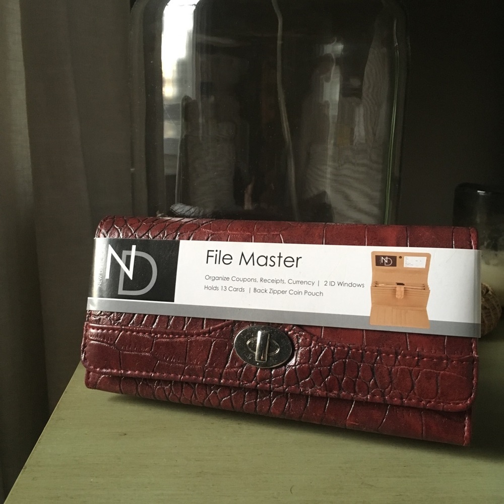 Wallet/organizer. Faux alligator. Cordovan color.